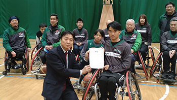 バスケットボール用車いす贈呈