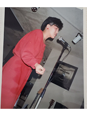 女性カラオケ熱唱