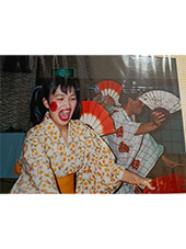 赤い〇ほっぺの女性