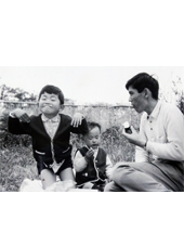 RN.城山のアジサイさんがパンを食べてる写真がなかったのでと。昭和45年。左はお調子者の兄。