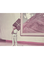 マイク持つ幼児