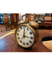 ほうふ昭和館の時計。「ゼンマイが止まっていて寝坊しました！」という定番の言い訳。