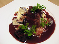 牛肉の赤ワイン煮と餅の酒かすクリーム