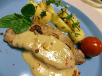 豚肉の桃チーズソース