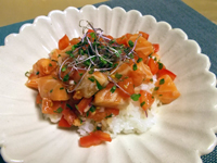 サーモントマトのあっさりポキ丼